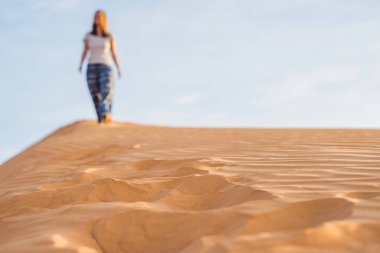 rad kumlu çölde genç kadın