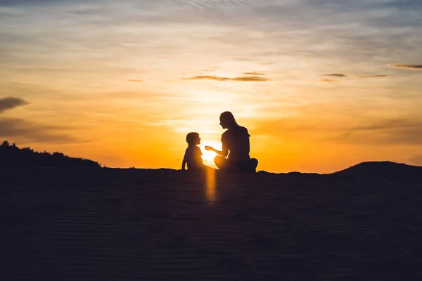 Вмістити матір з сином у пустелі — стокове фото