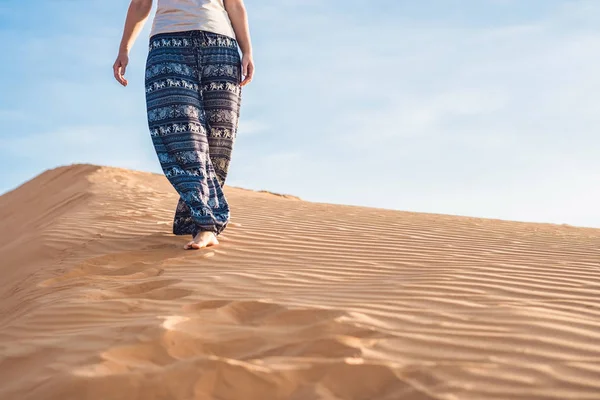 Fiatal nő rad homokos sivatagban — Stock Fotó