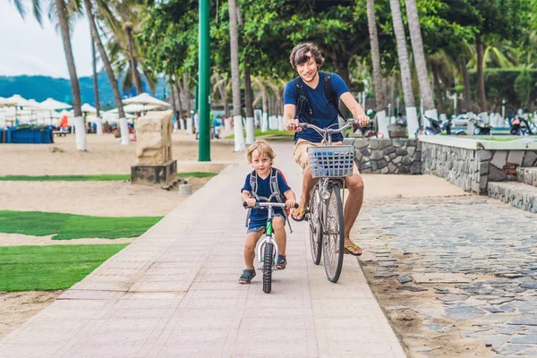 Mutlu aile açık havada bisiklet sürme ve gülümseyen