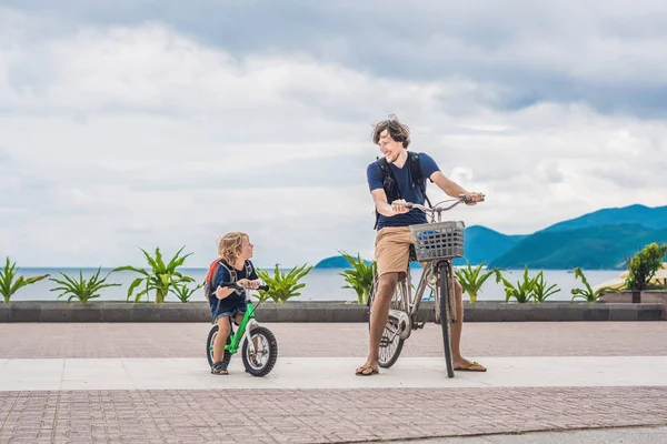 Счастливая семья ездит на велосипедах на открытом воздухе и улыбается — стоковое фото