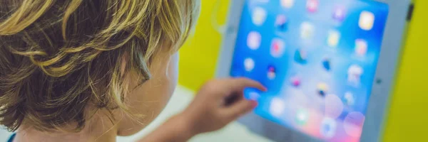 Jongen spelen met digitale tablet — Stockfoto