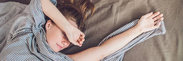 Güzel genç kadın yatak ve uyku, en iyi görünümü yalancılık aşağı banner. Yeterli uyku kavramı alamadım. Uzun biçimde