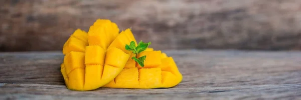 Mango gyümölcs kockákra szeletelve — Stock Fotó