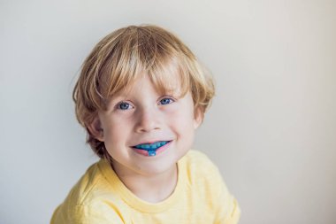Üç yaşında çocuk gösterileri myofunctional eğitmen ağız aydınlatmak için