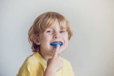 Üç yaşında çocuk gösterileri myofunctional eğitmen ağız aydınlatmak için