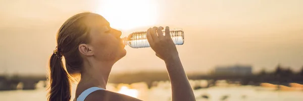 Sporty woman drinking water outdoor — Stock Photo, Image