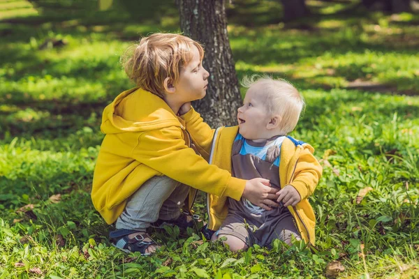 Sarı tişörtü iki mutlu kardeşler