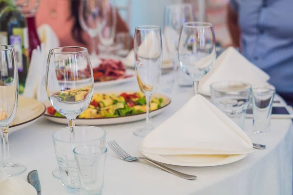 Catering-Service. Restauranttisch mit Essen — Stockfoto
