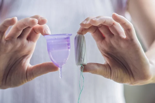 Ung Kvinde Hænder Holder Forskellige Typer Feminine Hygiejneprodukter Menstruationskopper Tampon - Stock-foto