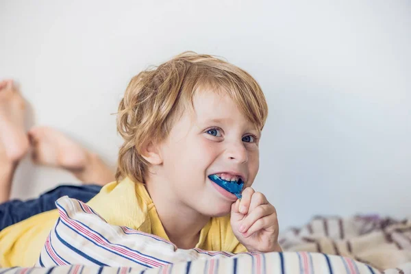 口の中を照らすに 3 歳の男の子ショーの口腔筋機能トレーナー — ストック写真