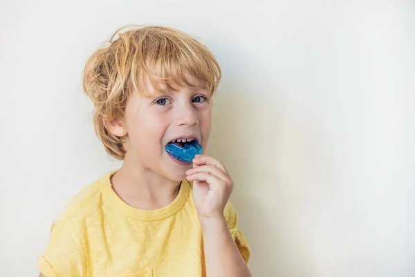 Niño de tres años muestra entrenador miofuncional para iluminar la boca — Foto de Stock