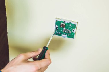 Elektrikçi elektrik bir termostat yükleme 