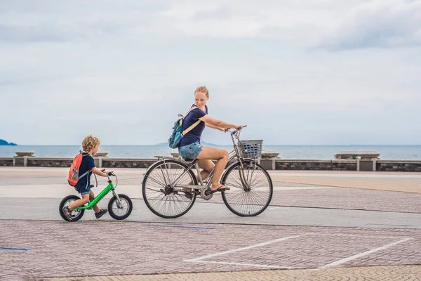 Mutlu aile açık havada bisiklet sürme ve gülümseyen