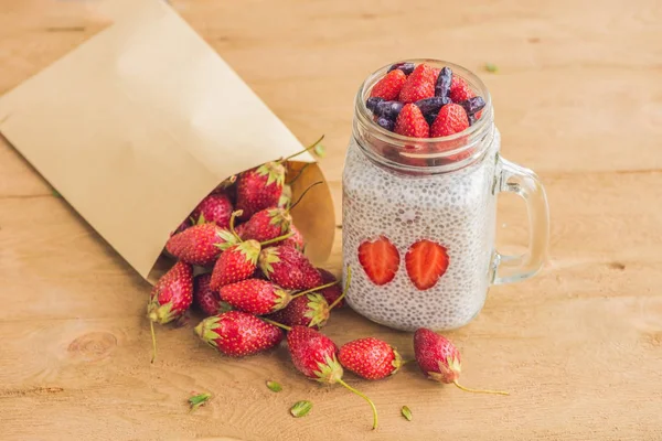 Chia puding ile sağlıklı katmanlı tatlı