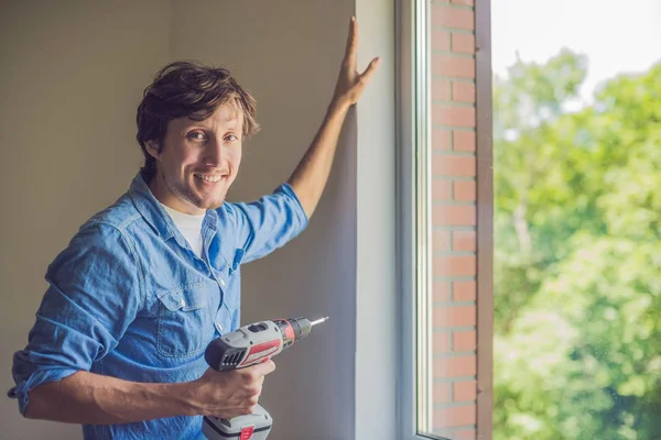 Homem faz instalação de janela — Fotografia de Stock