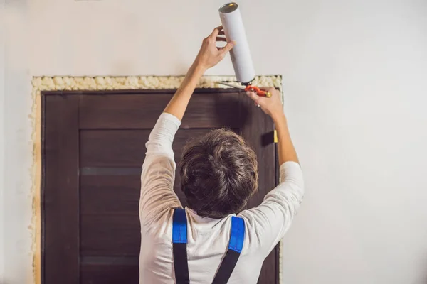 Jovem faz-tudo instalando porta — Fotografia de Stock