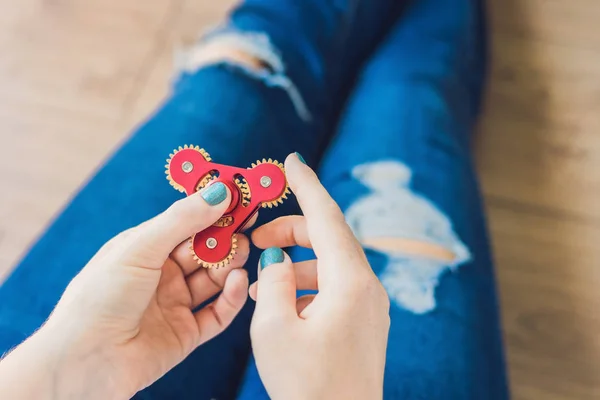 Chica adolescente juega con spinner — Foto de Stock