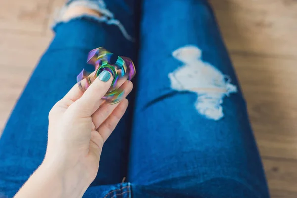 Girl teenager plays with spinner — Stock Photo, Image