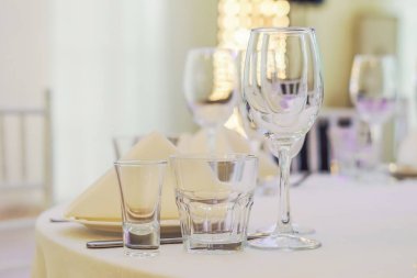 Ikram Servisi. Gıda Restoran tablo. Masanın üzerinde büyük miktar-in yiyecek. Gıda plakaları. Yemek vakti, öğle yemeği.