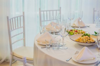 Ikram Servisi. Gıda Restoran tablo. Masanın üzerinde büyük miktar-in yiyecek. Gıda plakaları. Yemek vakti, öğle yemeği.