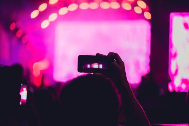 Rock konseri ve cep telefonu Müzik Festivali ile alarak fotoğraf zevk insanlar.