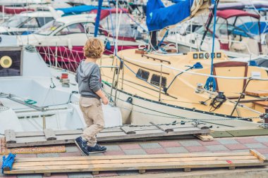 Yat ve yelkenli bakarak çocuğun