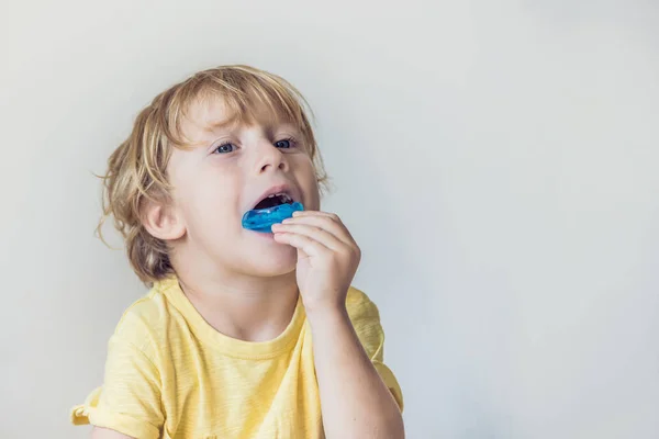 Niño de tres años muestra entrenador miofuncional para iluminar la boca —  Fotos de Stock