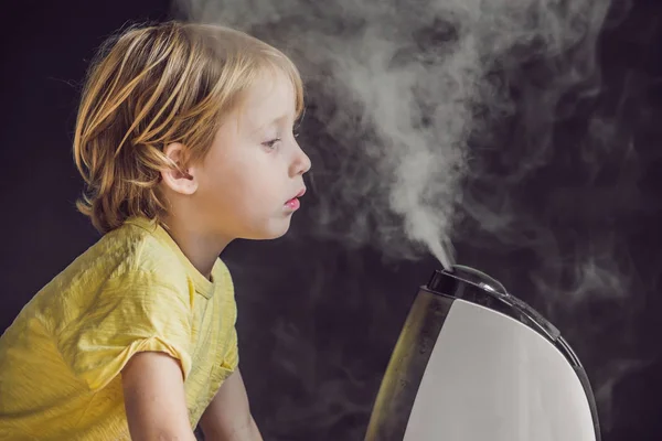 Bambino Guarda Umidificatore Umidità Nel Concetto Casa — Foto Stock