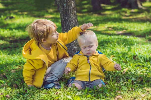 Sarı tişörtü iki mutlu kardeşler — Stok fotoğraf