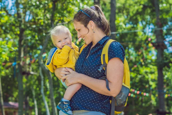 Mutlu anne ile bebek parkta oynarken