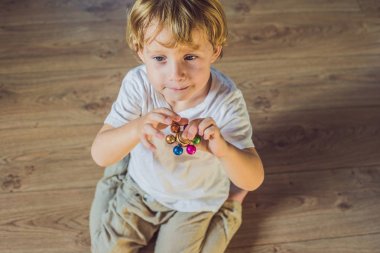 Topluca spinner ile genç çocuk oyun