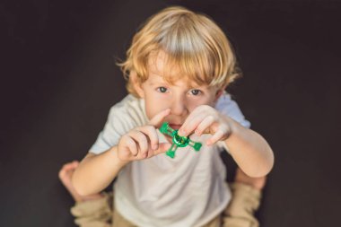 Topluca spinner ile genç çocuk oyun