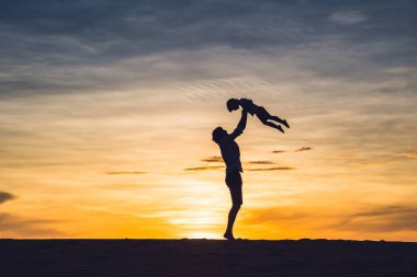 Baba ve oğul, kırmızı çöl şafak