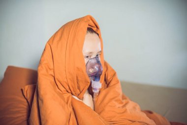 İnhalasyon Nebulizatör - tıbbi enhalasyon tedavisi ile yapma soğuk belirtileri olan kadın.