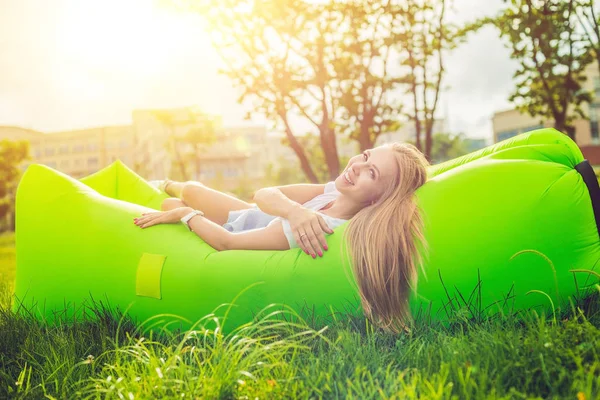Giovane donna che riposa su un divano ad aria — Foto Stock