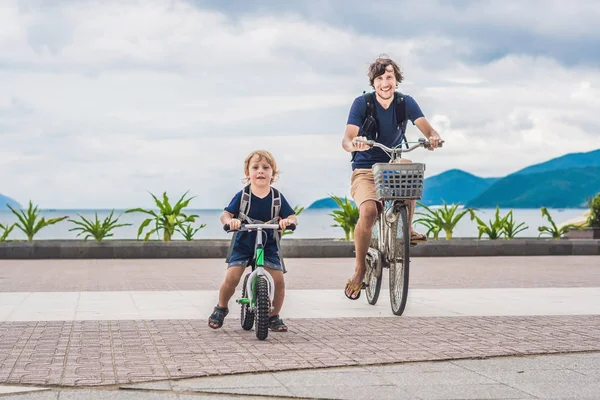 Mutlu aile açık havada bisiklet sürme ve gülümseyen