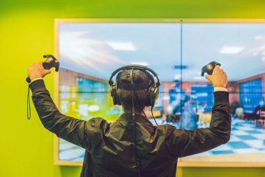 Video oyunları sanal gerçeklik gözlük oynayan genç adam. Yeni eğilimleri teknoloji ile eğleniyor - kavram oyun neşeli adam.