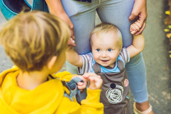 Sarı tişörtü iki mutlu kardeşler