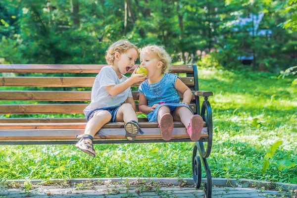 Peuters jongen en meisje eet een appel — Stockfoto