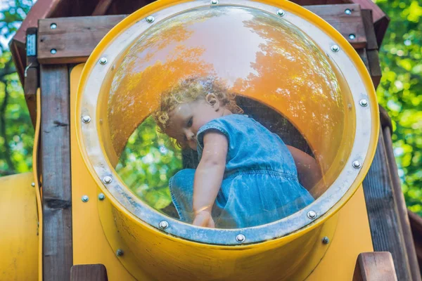 Menina jogando no parque infantil multi-colorido — Fotografia de Stock