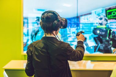 Video oyunları sanal gerçeklik gözlük oynayan genç adam. Neşeli 