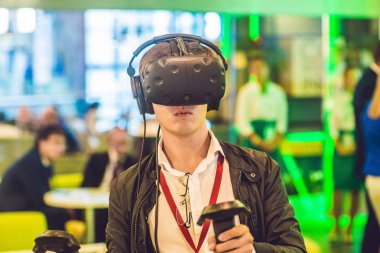 Video oyunları sanal gerçeklik gözlük oynayan genç adam. Neşeli 