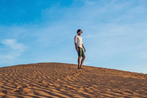 Jonge Man Woestijn Mui Vietnam — Stockfoto