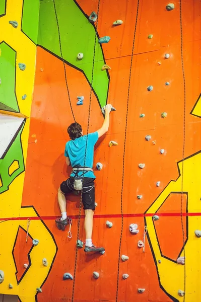 Hombre Escalador Pared Escalada Artificial Gimnasio Bouldering — Foto de Stock