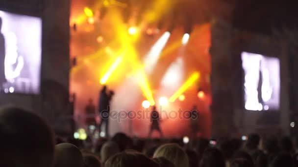 Люди, наслаждающиеся рок-концертом — стоковое видео