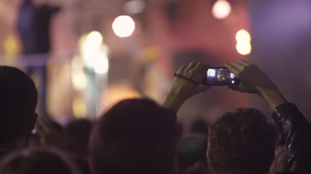 人们享受摇滚音乐会 — 图库视频影像