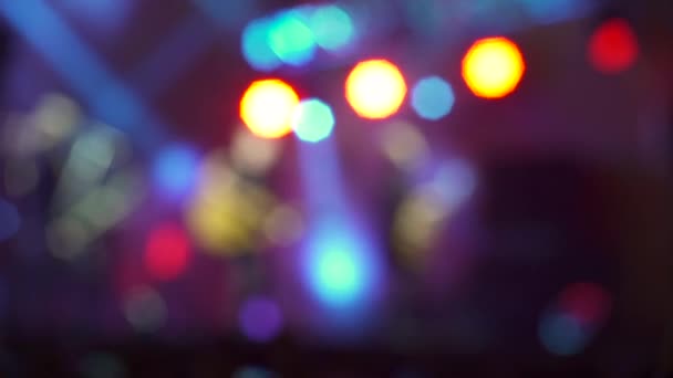 Les gens apprécient le concert rock  