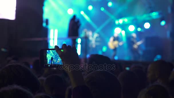 Люди насолоджуються рок-концертом — стокове відео