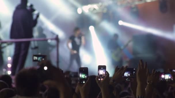 Persone che godono di concerto rock — Video Stock